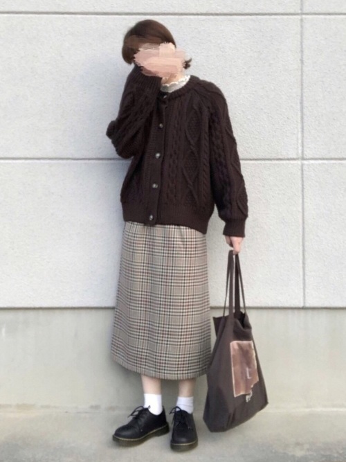 GUのケーブルコクーンカーディガン(Mサイズ)を着た女性
